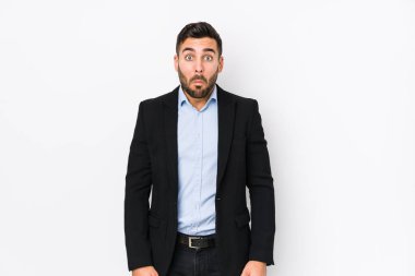 Beyaz bir geçmişi olan beyaz bir iş adamı omuz silkiyor ve gözleri açık..