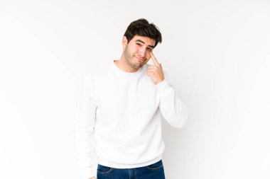 Beyaz arka planda izole edilmiş genç bir adam ağlıyor, bir şeylerden memnun değil, acı ve kafa karışıklığı konsepti..