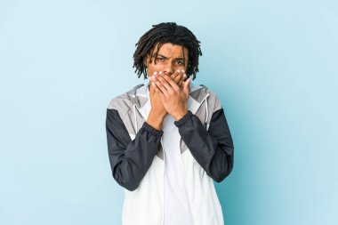 Genç Afro-Amerikan sporcusu elleri ve ağzı kapalı endişeli görünüyor..