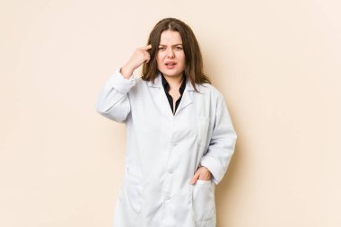 Genç doktor kadın işaret parmağıyla hayal kırıklığı gösteriyor..