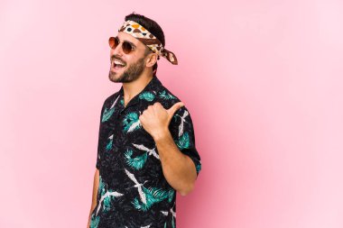 Genç hippi adam parmak uzakta noktalar izole, gülüyor ve kaygısız.