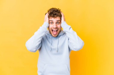  Bağırıyor, çok heyecanlı, tutkulu, bir şeyden memnun..