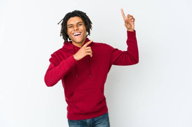 Genç Afro-Amerikan Rasta Adam dans ediyor ve eğleniyor..