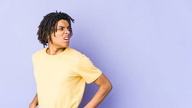 Genç Afrikalı Amerikalı Rasta adam sırt ağrısı çekiyor..