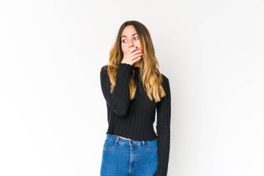 Beyaz arka planda izole edilmiş beyaz tenli genç bir kadın. Ağzını eliyle kapatan bir fotokopi odasına bakıyor..