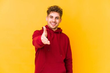  Kameraya elini uzatarak selamlama hareketi yapıyor..