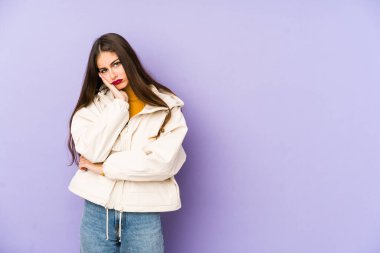 Mor arka planda soyutlanmış, sıkılmış, yorgun ve dinlenmeye ihtiyacı olan beyaz bir kadın..