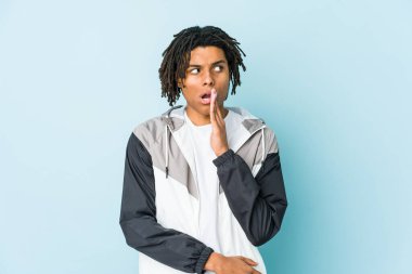 Genç Afro-Amerikan sporcusu gizli bir sıcak fren haberinden bahsediyor.