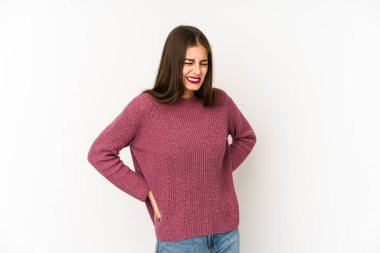 Beyaz arka planda izole edilmiş beyaz bir kadın sırt ağrısı çekiyor..