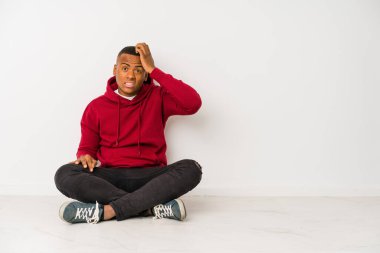 Yerde oturan genç latin adam şok olmuştu, önemli bir buluşmayı hatırladı..