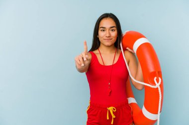 Asyalı genç bir cankurtaran, bir numarayı parmağıyla göstererek izole edilmiş..