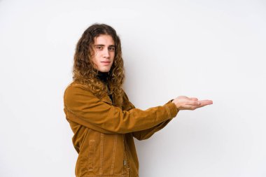 Uzun saçlı adam avucunun üzerinde bir kopya alanı tutuyormuş gibi poz veriyor..