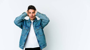 Beyaz arka planda izole genç beyaz adam şok, o önemli bir toplantı hatırladı.