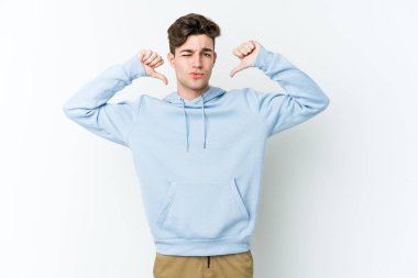 Beyaz arka planda izole edilmiş genç beyaz adam gururlu ve kendinden emin hissediyor, örnek olarak..