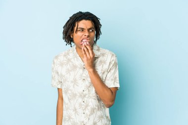 Genç Afrikalı Amerikalı Rasta adamın güçlü bir diş ağrısı ve azı dişi ağrısı var..