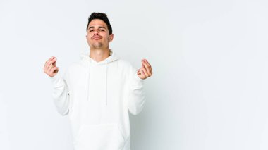 Beyaz arka planda izole genç beyaz adam onun hiç parası olmadığını gösteriyor.