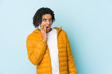 Genç melez adam gördüğü bir şey yüzünden şoka uğruyor..