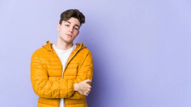 Mor arka planda izole edilmiş, sıkılmış, yorgun ve dinlenmeye ihtiyacı olan genç beyaz bir adam..