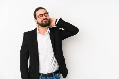 Kafkasyalı genç iş adamı beyaz bir arka planda izole edilmiş kafasının arkasına dokunuyor, düşünüyor ve bir seçim yapıyor..