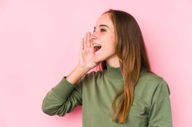 Kafkasyalı genç bir kadın münzevi bir şekilde bağırıyor ve ağzı açık bir şekilde avuç içini tutuyor..