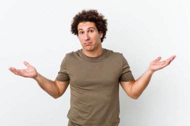 Olgun ve yakışıklı bir adam kuşkuyla hareket ediyor ve omuz silkiyor..