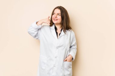 Genç doktor kadın cep telefonu hareketini parmaklarıyla gösteriyor..