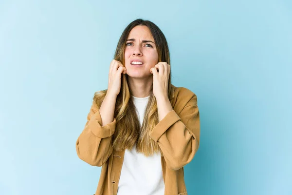 Joven Mujer Caucásica Aislada Sobre Fondo Azul Llorando Infeliz Con —  Fotos de Stock