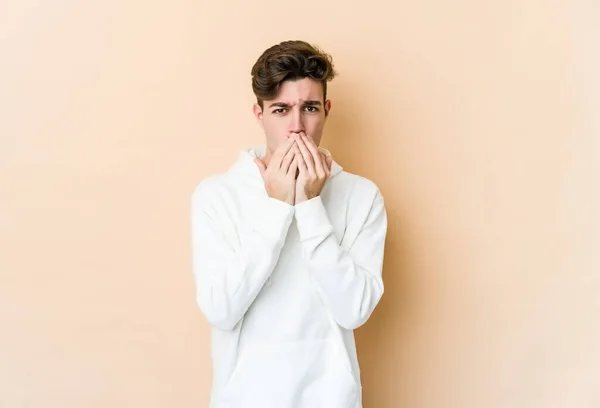 Young Caucasian Man Isolated Beige Background Covering Mouth Hands Looking — Stock Photo, Image