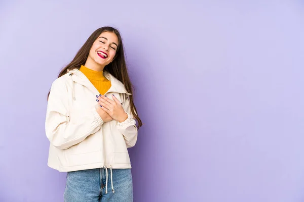 Giovane Donna Caucasica Isolata Sfondo Viola Ridere Tenendo Mani Sul — Foto Stock