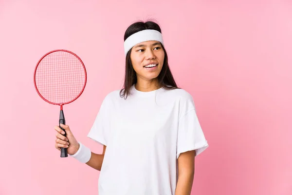 Jovem Chinesa Jogando Badminton Fundo Rosa Olha Para Lado Sorridente — Fotografia de Stock