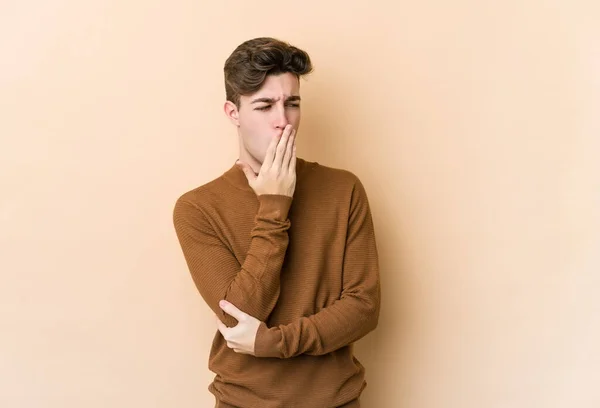Young Caucasian Man Isolated Beige Background Yawning Showing Tired Gesture — Stock Photo, Image