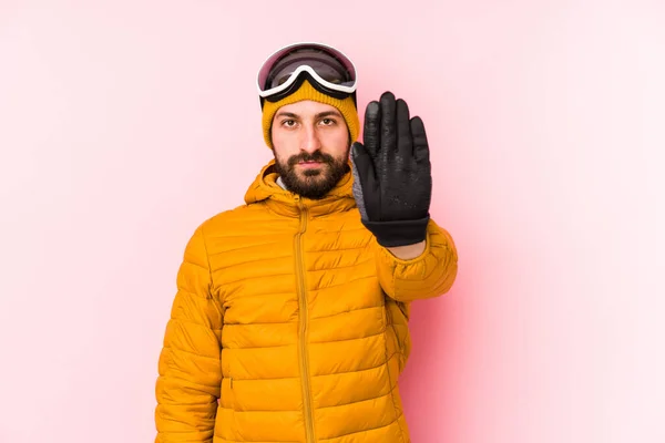 年轻的滑雪者孤零零地站在那里 伸出的手显示出停止的迹象 阻止了你 — 图库照片
