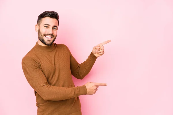 Pembe Arka Planda Genç Beyaz Bir Adam Izole Edilmiş Şaret — Stok fotoğraf