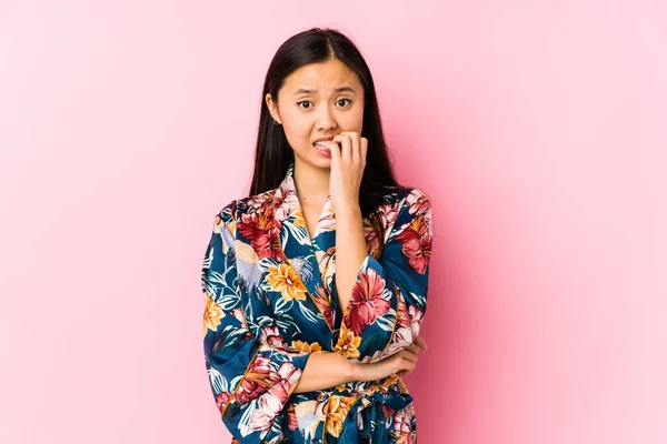 Joven Mujer China Con Pijama Kimono Aislado Mordiendo Las Uñas —  Fotos de Stock