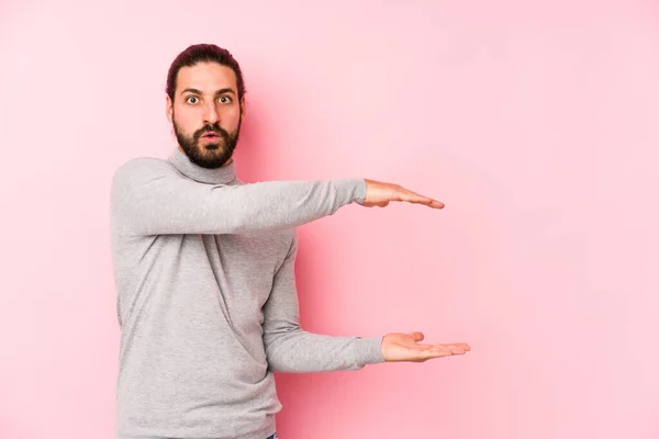Young Long Hair Man Isolated Pink Background Shocked Amazed Holding — Stock Photo, Image