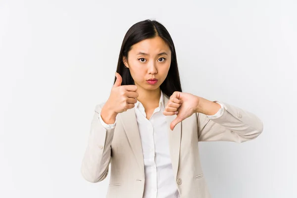 若い中国のビジネス女性は 親指を上下に表示孤立し 困難な概念を選択 — ストック写真