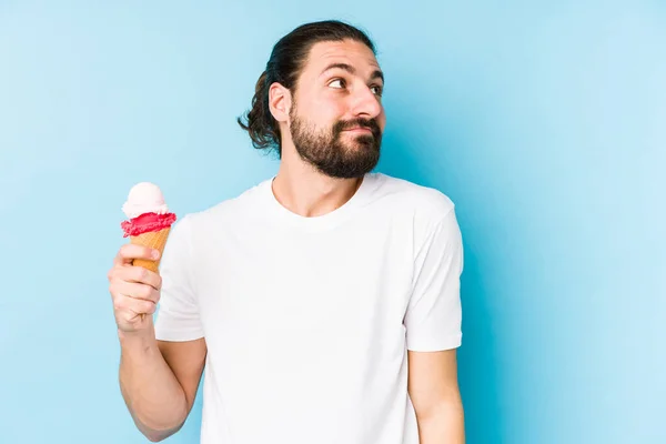 若い白人男性は目標と目的を達成するという夢を孤立したアイスクリームを食べる — ストック写真