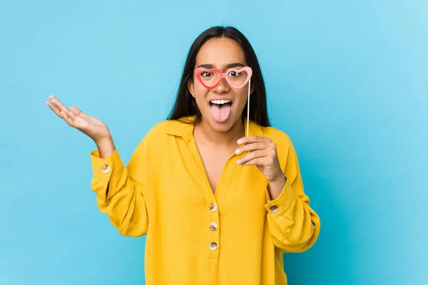 Joven Mujer India Divirtiéndose Sosteniendo Una Fiesta Objetos Aislados — Foto de Stock