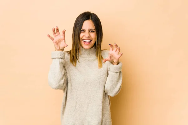 Mujer Joven Aislada Sobre Fondo Beige Mostrando Garras Imitando Gato — Foto de Stock