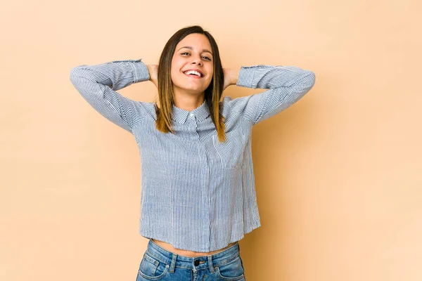 Mujer Joven Aislada Sobre Fondo Beige Brazos Extendidos Posición Relajada — Foto de Stock