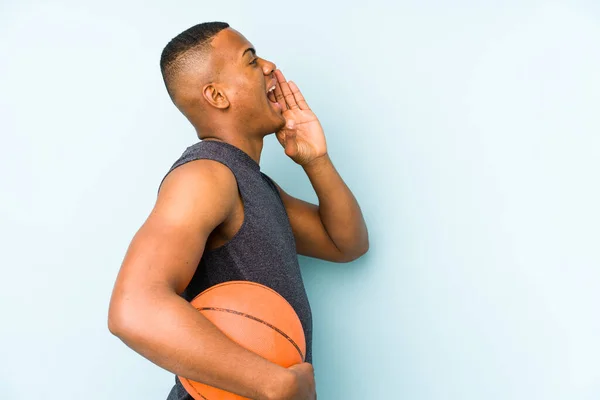 Giovane Uomo Colombiano Che Gioca Basket Isolato Gridando Tenendo Palma — Foto Stock