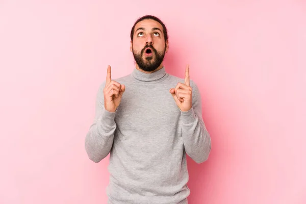 Young Long Hair Man Isolated Pink Background Pointing Upside Opened — Stock Photo, Image