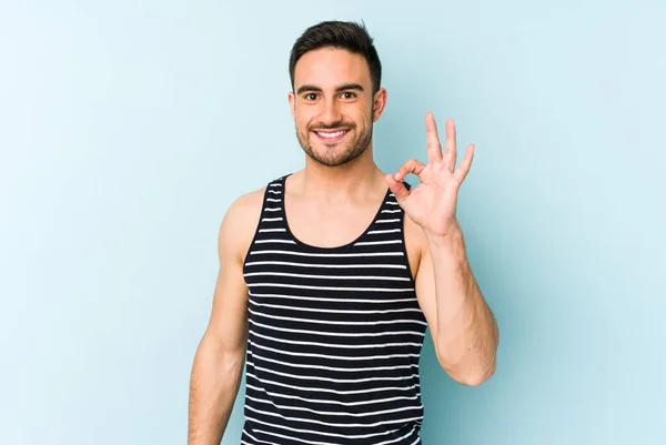 Jonge Blanke Man Geïsoleerd Blauwe Achtergrond Vrolijk Zelfverzekerd Tonen Gebaar — Stockfoto