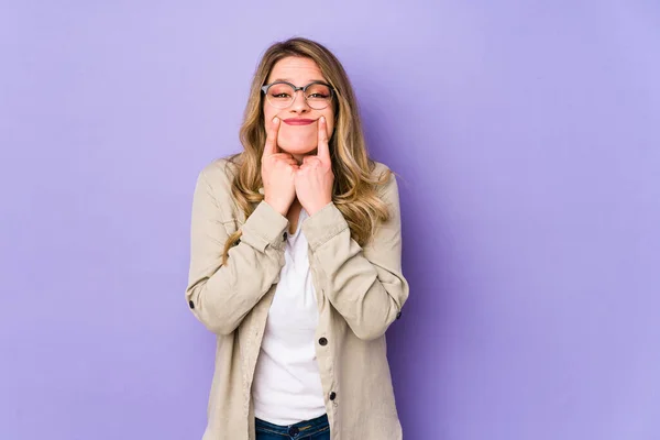 Jonge Blanke Vrouw Geïsoleerd Paarse Achtergrond Twijfelen Tussen Twee Opties — Stockfoto