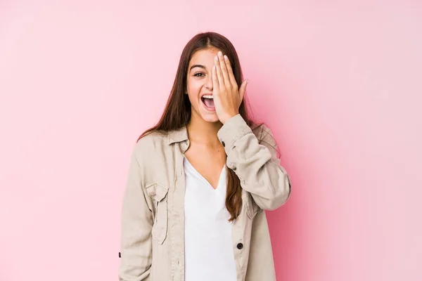 Mladá Běloška Žena Pózuje Růžovém Pozadí Zábavou Pokrývající Polovinu Obličeje — Stock fotografie