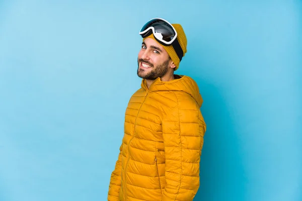 Joven Esquiador Caucásico Hombre Aislado Mira Lado Sonriente Alegre Agradable — Foto de Stock