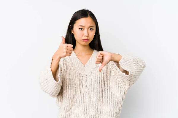 Jonge Chinese Vrouw Geïsoleerd Tonen Duimen Omhoog Duimen Naar Beneden — Stockfoto