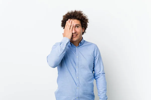 Jovem Curly Homem Maduro Vestindo Uma Camisa Elegante Divertindo Cobrindo — Fotografia de Stock