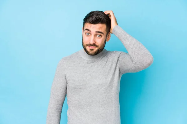 Joven Hombre Caucásico Sobre Fondo Azul Aislado Siendo Sorprendido Ella — Foto de Stock