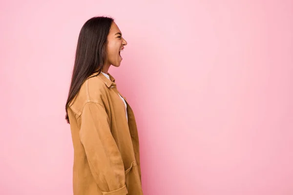 Joven Mujer India Raza Mixta Aislada Gritando Hacia Espacio Copia —  Fotos de Stock